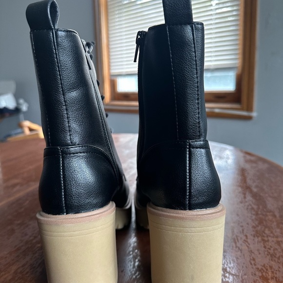 Dolce Vita Black Lugged Combat Boot Size 9.5 - Picture 3 of 6